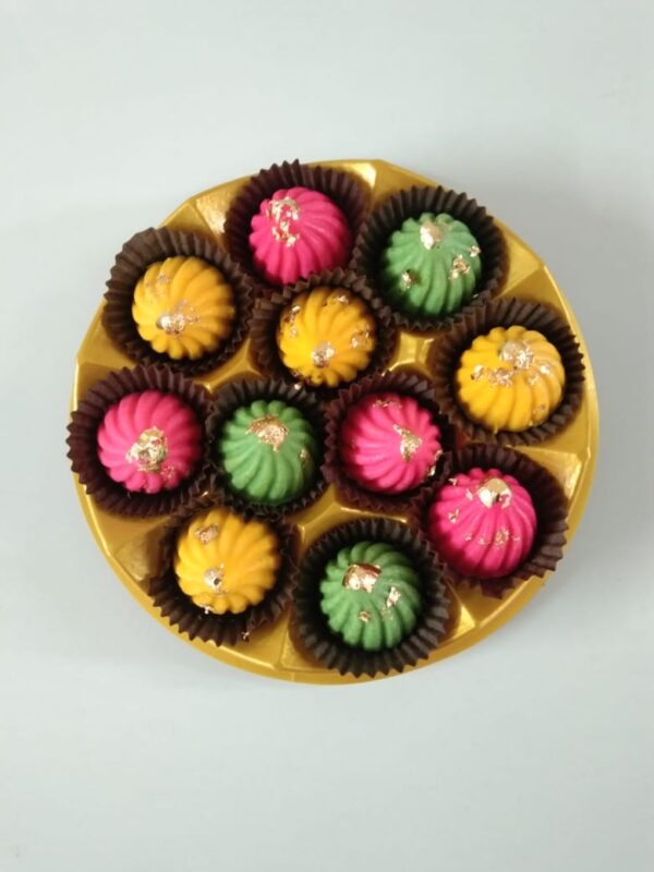 Assorted Chocolate Modak Box: A box of three flavored Modaks—Rose, Rasmalai, and Paan—crafted with premium chocolate for a luxurious treat.