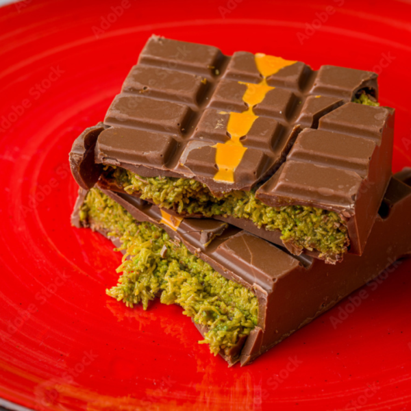 Homemade Viral Dubai Kunafa Chocolate Bar with crispy kunafa layers and rich chocolate, beautifully presented as a unique dessert.